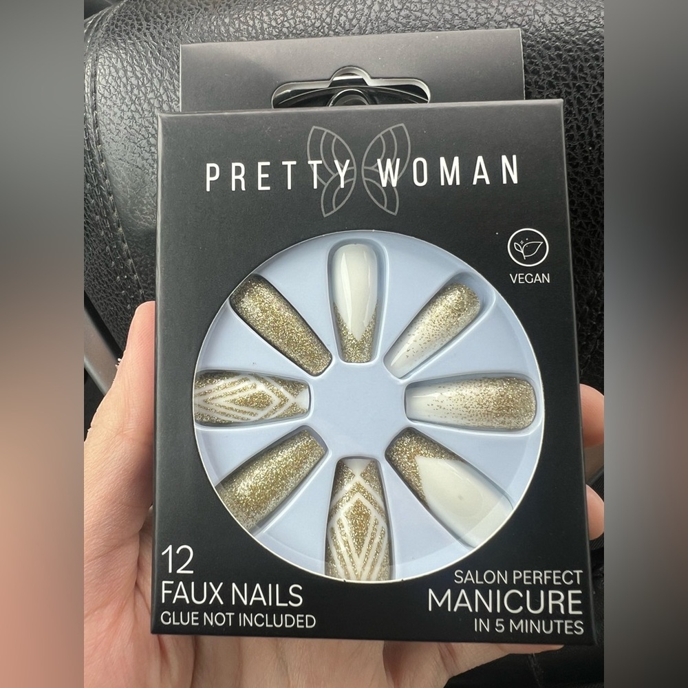 Pretty women Nails Vegan nails new sparkly gold and white nails no glue